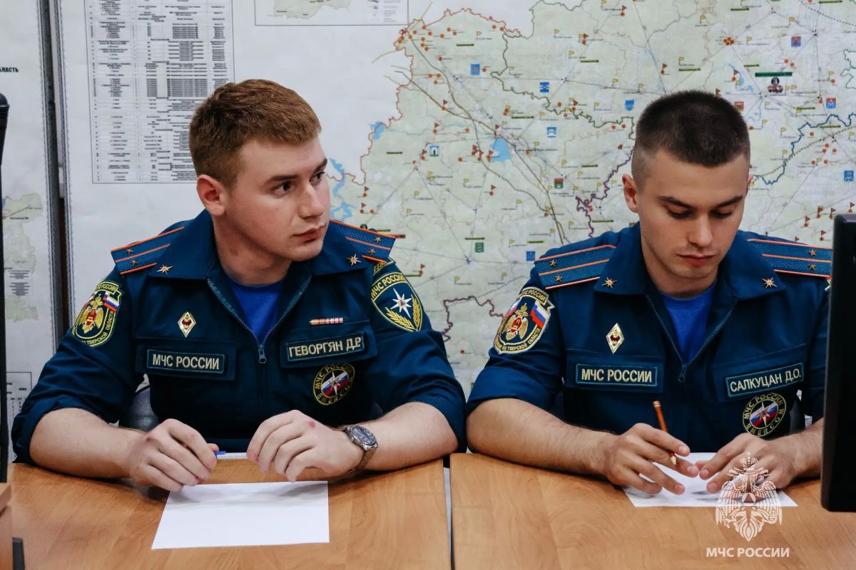 Начальник Главного управления МЧС России по Тверской области Алексей Уткин вручил служебные удостоверения новым сотрудникам Начальник Главного управления МЧС России по Тверской области Алексей Уткин вручил служебные удостоверения новым сотрудникам