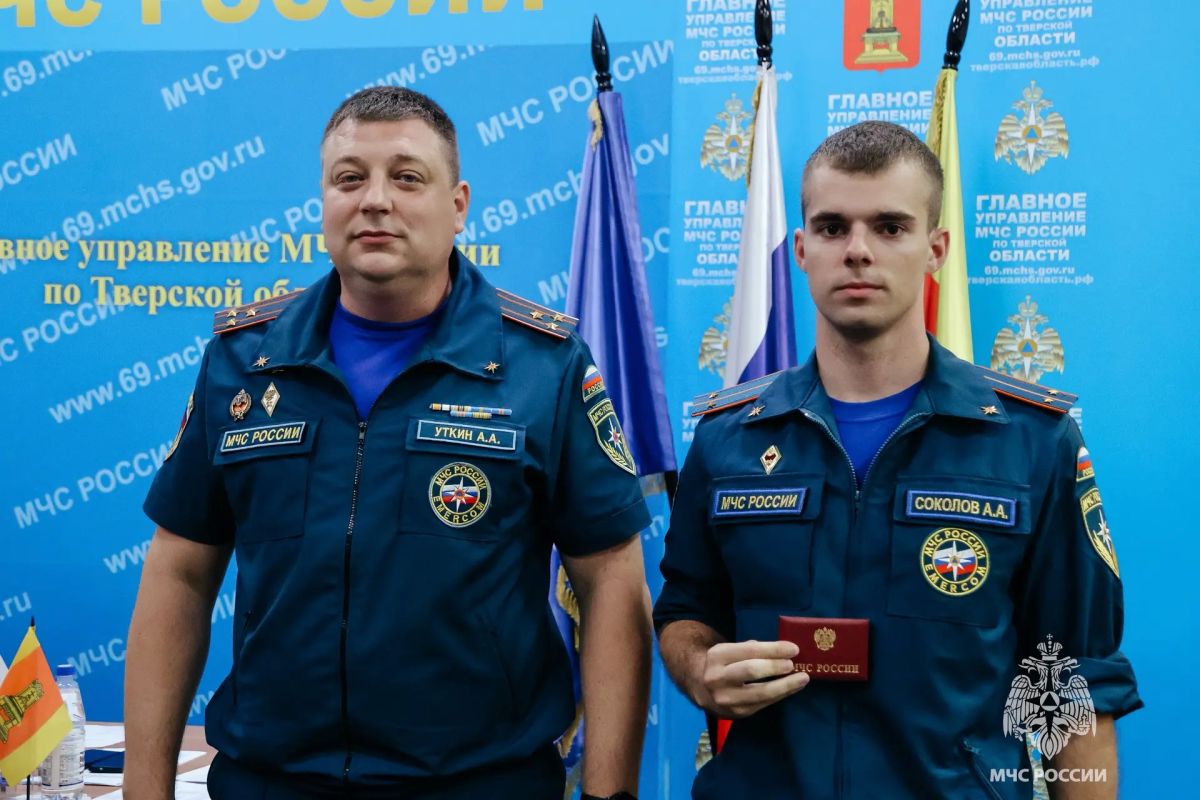 Начальник Главного управления МЧС России по Тверской области Алексей Уткин вручил служебные удостоверения новым сотрудникам Начальник Главного управления МЧС России по Тверской области Алексей Уткин вручил служебные удостоверения новым сотрудникам