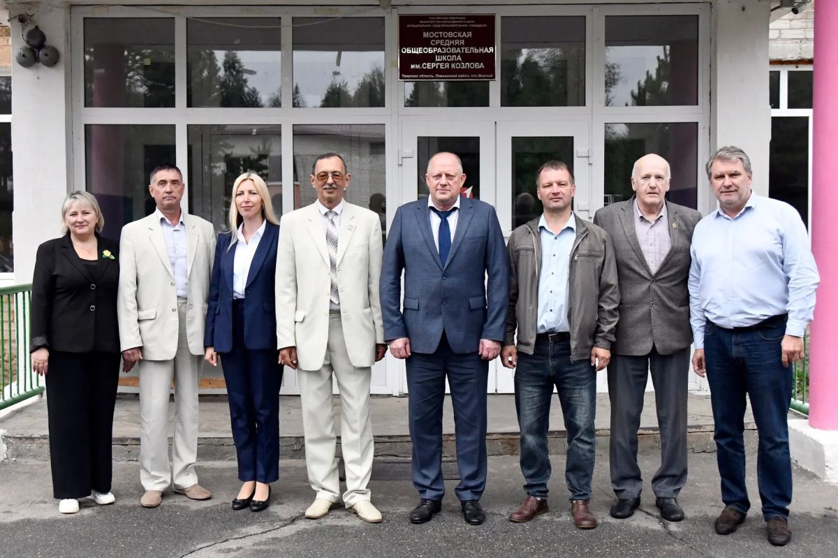 Подготовка учреждений образования к новому учебному году, реализация проектов по благоустройству стали основными темами рабочей поездки председателя Заксобрания Сергея Голубева и депутата Константина Антонова в Оленинский... Подготовка учреждений образования к новому учебному году, реализация проектов по благоустройству стали основными темами рабочей поездки председателя Заксобрания Сергея Голубева и депутата Константина Антонова в Оленинский...