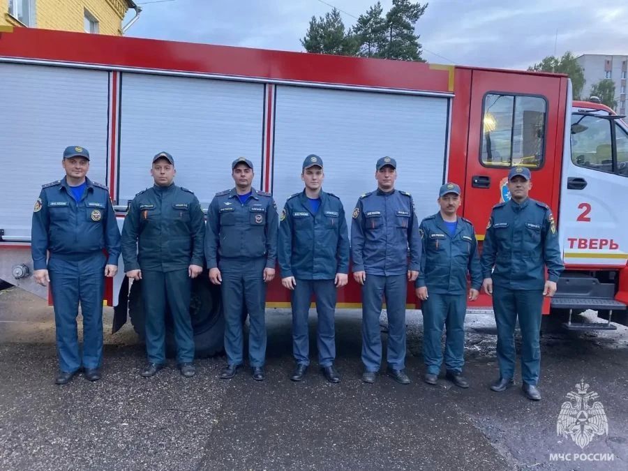В Твери огнеборцы спасли из горячей квартиры двоих человек