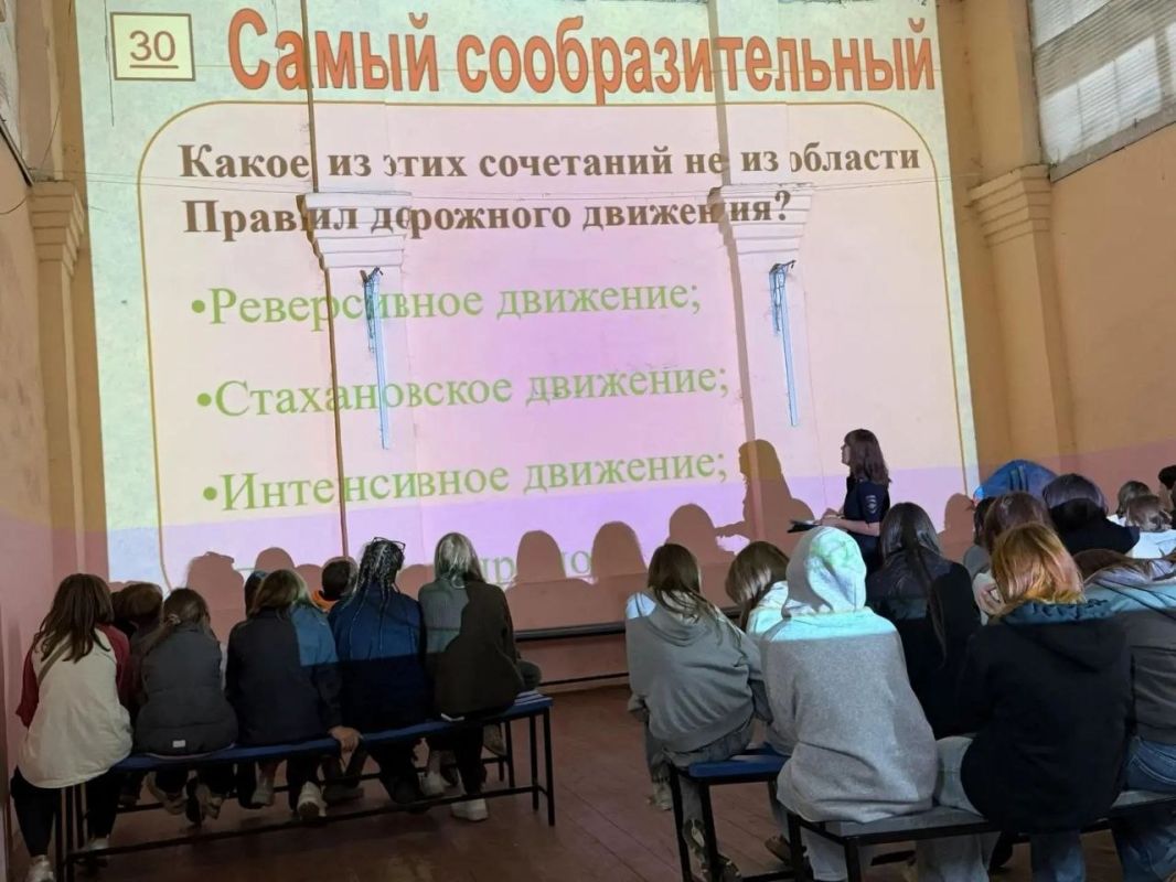 Ребята из детского оздоровительного лагеря «Дружба» поучаствовали в викторине по Правилам дорожного движения «Правила движения – достойны уважения!» Ребята из детского оздоровительного лагеря «Дружба» поучаствовали в викторине по Правилам дорожного движения «Правила движения – достойны уважения!»