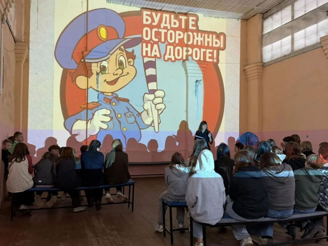 Ребята из детского оздоровительного лагеря «Дружба» поучаствовали в викторине по Правилам дорожного движения «Правила движения – достойны уважения!» Ребята из детского оздоровительного лагеря «Дружба» поучаствовали в викторине по Правилам дорожного движения «Правила движения – достойны уважения!»