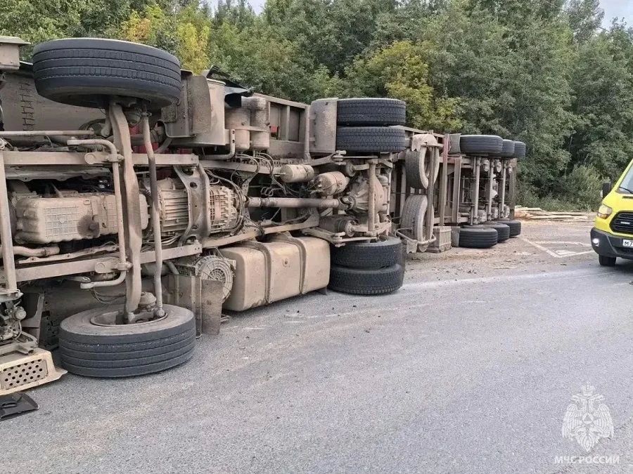 В Твери спасателям пришлось деблокировать водителя лесовоза В Твери спасателям пришлось деблокировать водителя лесовоза