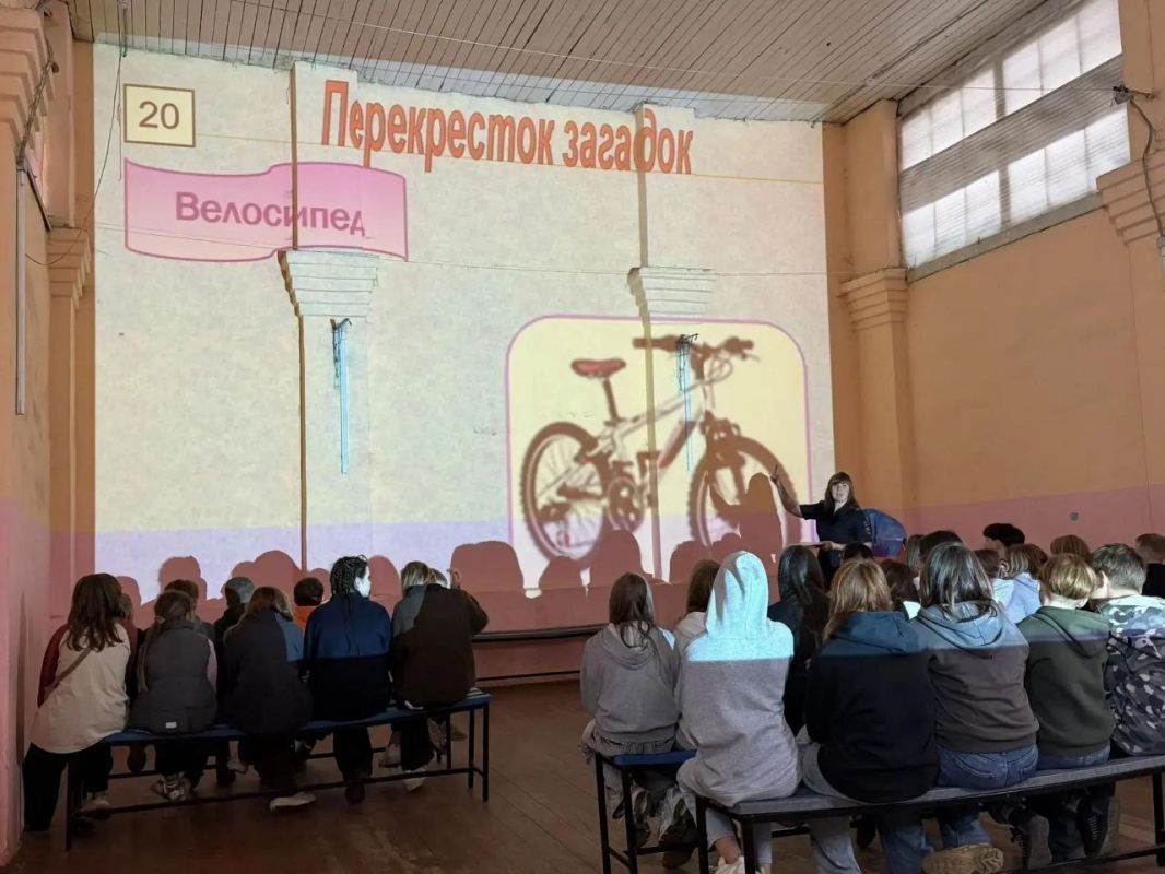 Ребята из детского оздоровительного лагеря «Дружба» поучаствовали в викторине по Правилам дорожного движения «Правила движения – достойны уважения!» Ребята из детского оздоровительного лагеря «Дружба» поучаствовали в викторине по Правилам дорожного движения «Правила движения – достойны уважения!»