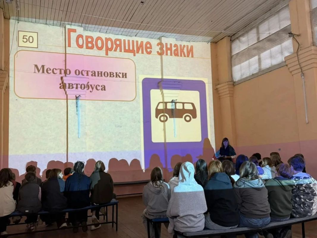 Ребята из детского оздоровительного лагеря «Дружба» поучаствовали в викторине по Правилам дорожного движения «Правила движения – достойны уважения!» Ребята из детского оздоровительного лагеря «Дружба» поучаствовали в викторине по Правилам дорожного движения «Правила движения – достойны уважения!»