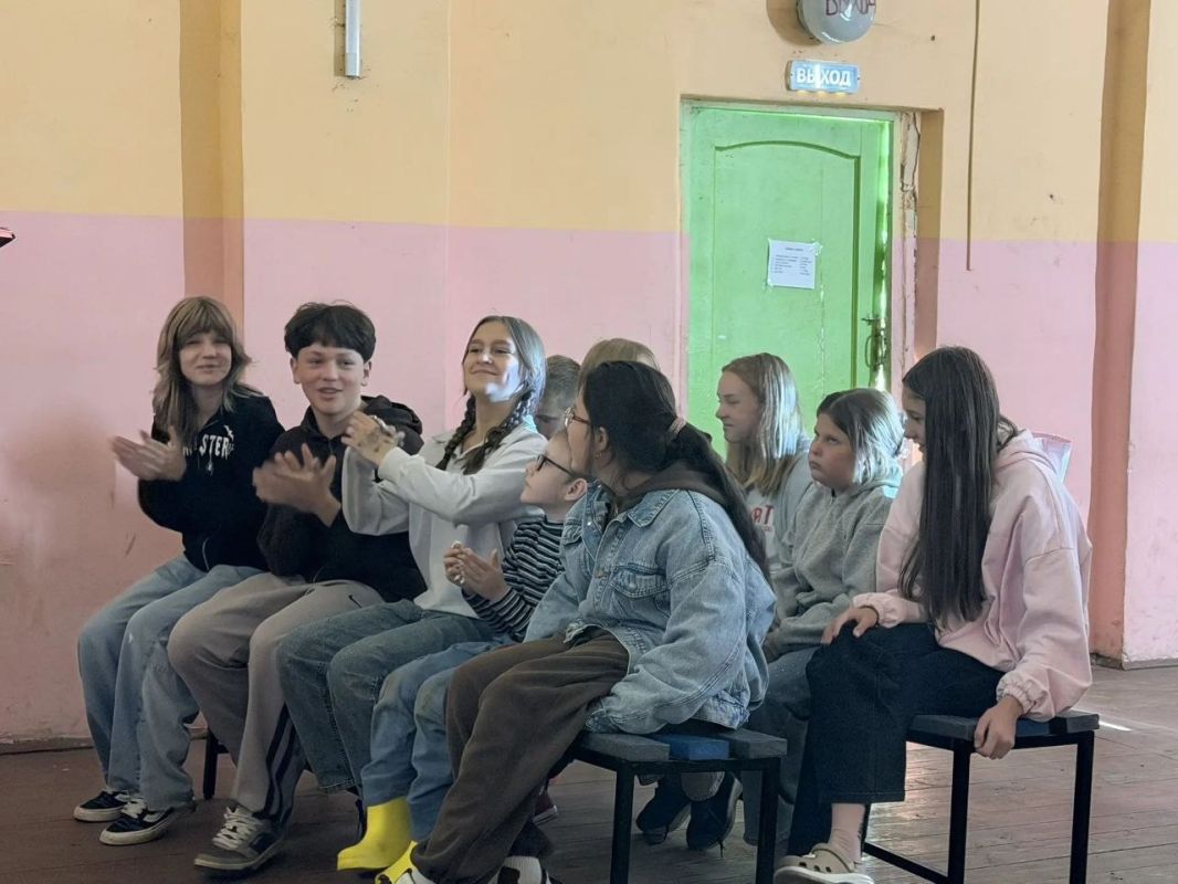 Ребята из детского оздоровительного лагеря «Дружба» поучаствовали в викторине по Правилам дорожного движения «Правила движения – достойны уважения!» Ребята из детского оздоровительного лагеря «Дружба» поучаствовали в викторине по Правилам дорожного движения «Правила движения – достойны уважения!»