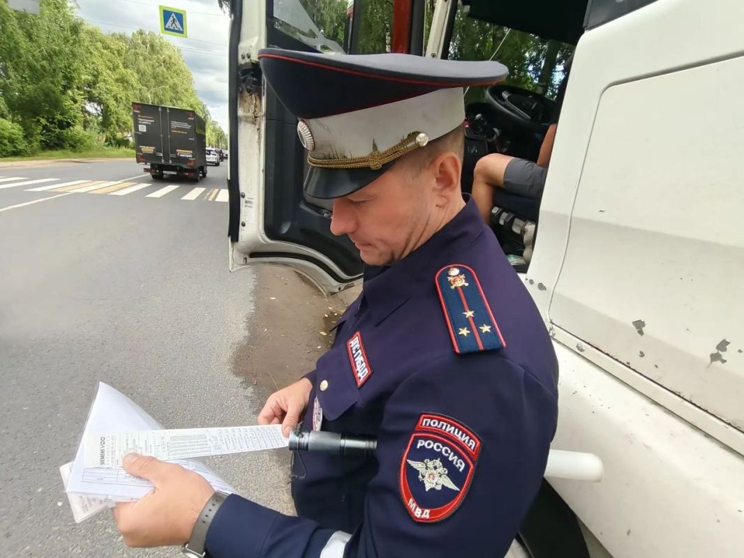 Сотрудники Госавтоинспекции города Твери подвели итоги профилактического мероприятия «Грузовик» Сотрудники Госавтоинспекции города Твери подвели итоги профилактического мероприятия «Грузовик»