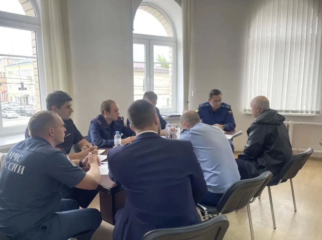 Прокурор Тверской области Денис Назаренко в ходе рабочей встречи в Кимрском муниципальном округе сообщил коллективу прокуратуры, а также присутствующим — главе округа Андрею Лукьянову и руководителям правоохранительных... Прокурор Тверской области Денис Назаренко в ходе рабочей встречи в Кимрском муниципальном округе сообщил коллективу прокуратуры, а также присутствующим — главе округа Андрею Лукьянову и руководителям правоохранительных...