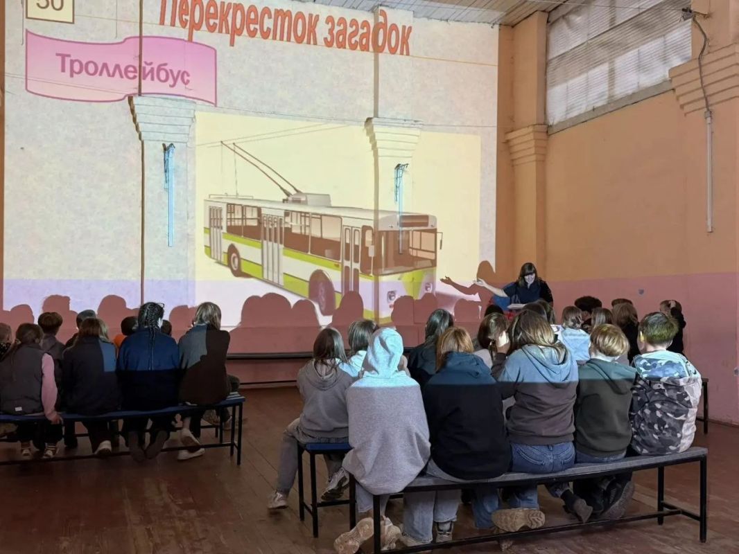 Ребята из детского оздоровительного лагеря «Дружба» поучаствовали в викторине по Правилам дорожного движения «Правила движения – достойны уважения!» Ребята из детского оздоровительного лагеря «Дружба» поучаствовали в викторине по Правилам дорожного движения «Правила движения – достойны уважения!»