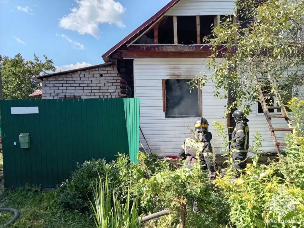 Сегодня огнеборцы 59 и 13 ПСЧ оперативно ликвидировали возгорание жилого дома на улице Металлистов в Торжке Сегодня огнеборцы 59 и 13 ПСЧ оперативно ликвидировали возгорание жилого дома на улице Металлистов в Торжке