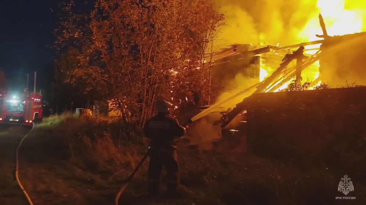 Пожар в нежилом доме. Вчера поступило сообщение о возгорании в деревне Шарицы Весьегонского МО. Незамедлительно к месту прибыли отделения 27 ПСЧ и ДПК «Ёгна»