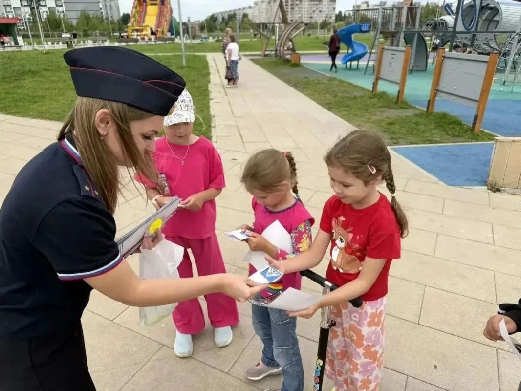 Тверские госавтоинспекторы проводят беседы с ребятами на игровых площадках и в парковых зонах Тверские госавтоинспекторы проводят беседы с ребятами на игровых площадках и в парковых зонах