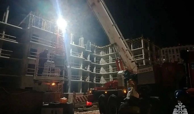 В Тверской области спасатели МЧС провели эвакуацию рабочего с крановой стрелы