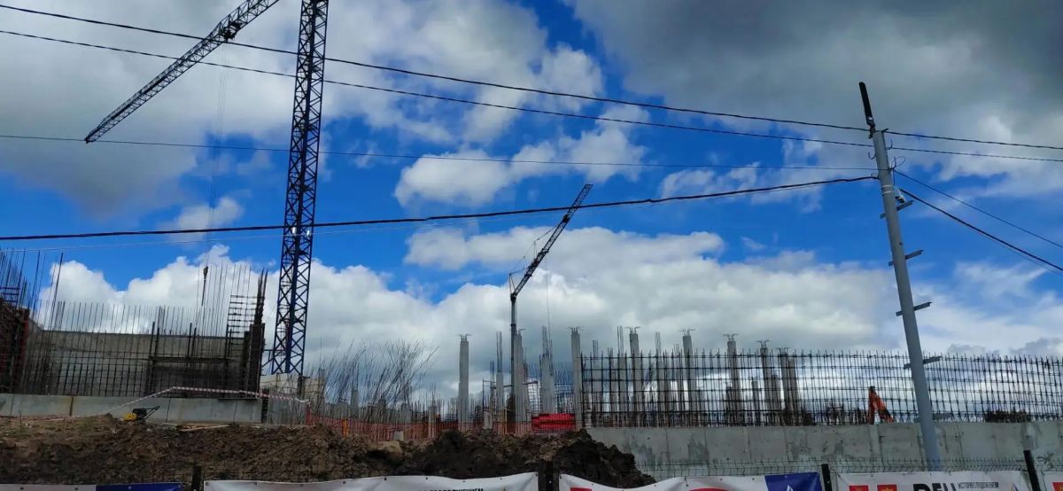 На стройке Речного вокзала в Твери замечена новая техника На стройке Речного вокзала в Твери замечена новая техника