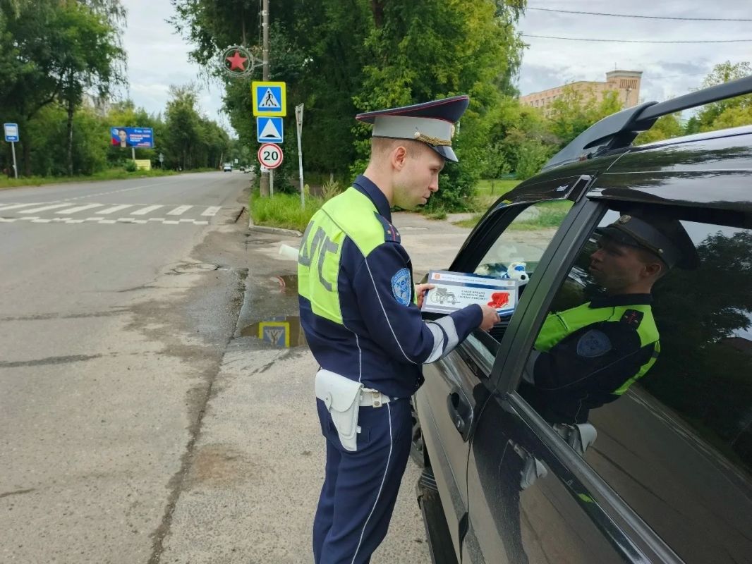 Кимрские автоинспекторы провели акцию «Ребенок – главный пассажир» Кимрские автоинспекторы провели акцию «Ребенок – главный пассажир»