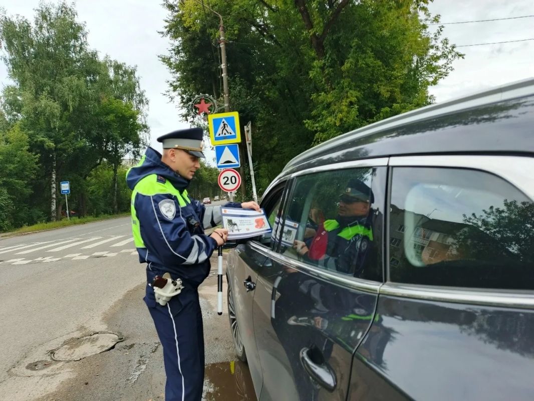 Кимрские автоинспекторы провели акцию «Ребенок – главный пассажир» Кимрские автоинспекторы провели акцию «Ребенок – главный пассажир»