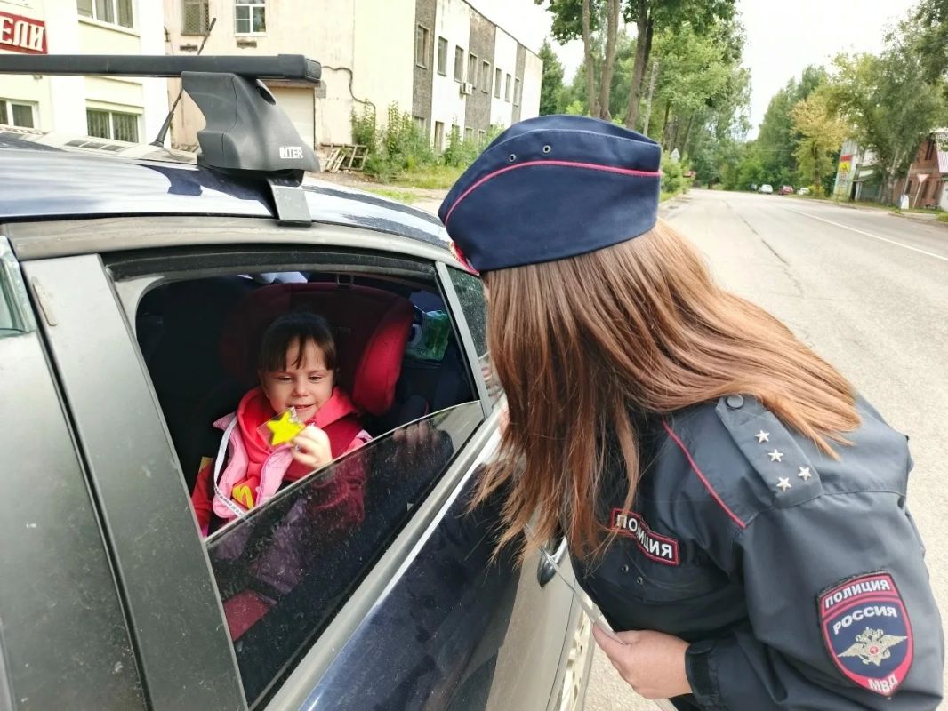 Кимрские автоинспекторы провели акцию «Ребенок – главный пассажир» Кимрские автоинспекторы провели акцию «Ребенок – главный пассажир»