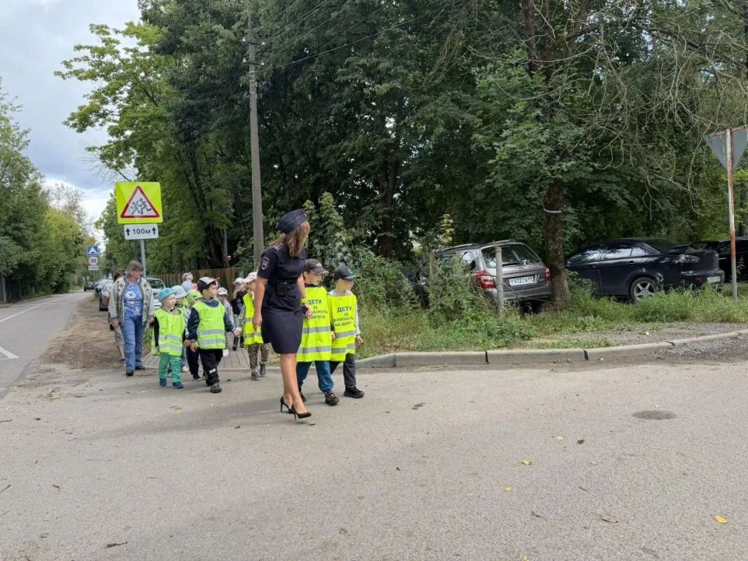 Тверские автоинспекторы провели для ребят из детского сада № 107 акцию «Мой безопасный маршрут» Тверские автоинспекторы провели для ребят из детского сада № 107 акцию «Мой безопасный маршрут»