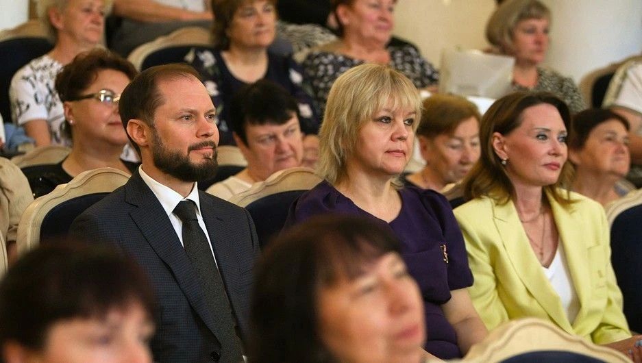 Виталий Королев сообщил о повышении зарплат работникам соцзащиты в Тверской области