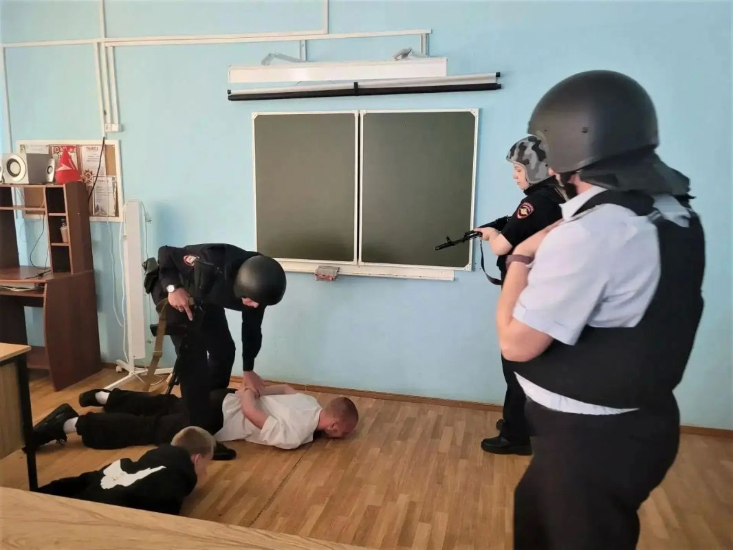В Тверской области в преддверии Дня знаний проведены масштабные Всероссийские учения с целью отработки комплексного сценария действий сотрудников охраны и работников учреждений в чрезвычайной ситуации В Тверской области в преддверии Дня знаний проведены масштабные Всероссийские учения с целью отработки комплексного сценария действий сотрудников охраны и работников учреждений в чрезвычайной ситуации
