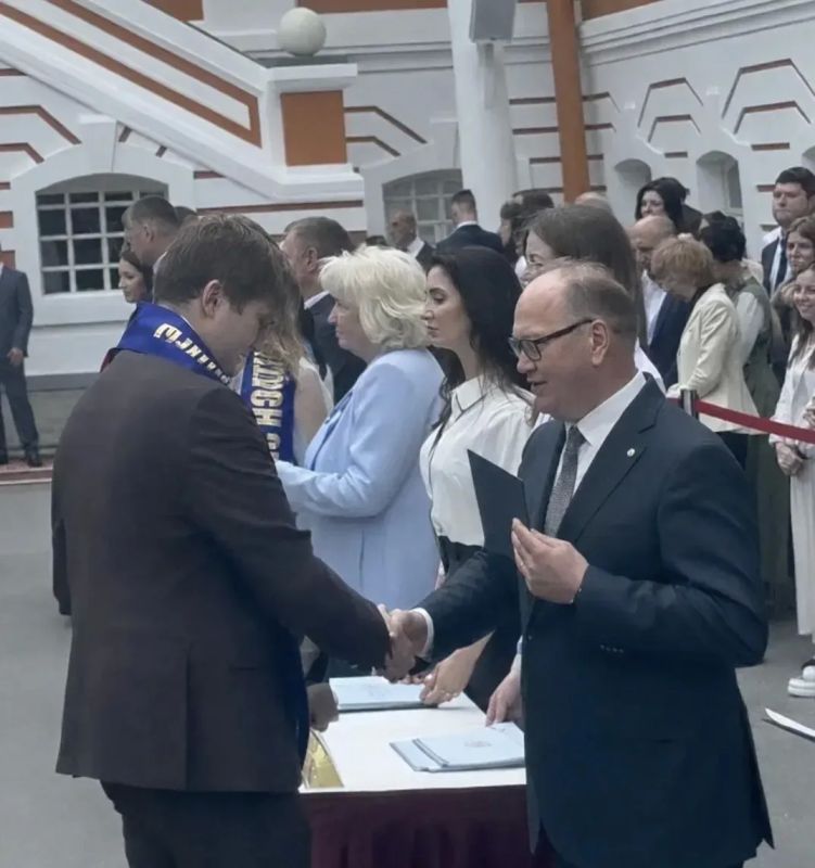 Сегодня, 20.08.2026, в прокуратуре Тверской области молодые специалисты в торжественной обстановке приняли Присягу Разумовская Анастасия и Рысев Артем окончили школу с медалями. Анастасия с отличием завершила обучение в... Сегодня, 20.08.2026, в прокуратуре Тверской области молодые специалисты в торжественной обстановке приняли Присягу Разумовская Анастасия и Рысев Артем окончили школу с медалями. Анастасия с отличием завершила обучение в...