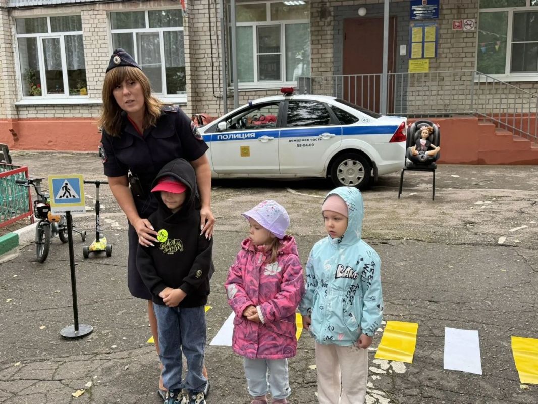 В Твери инспекторы Госавтоинспекции провели практические мероприятия «Познаем мир вместе с ПДД» для дошколят В Твери инспекторы Госавтоинспекции провели практические мероприятия «Познаем мир вместе с ПДД» для дошколят