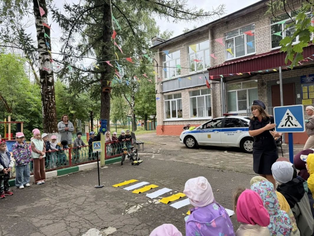 В Твери инспекторы Госавтоинспекции провели практические мероприятия «Познаем мир вместе с ПДД» для дошколят В Твери инспекторы Госавтоинспекции провели практические мероприятия «Познаем мир вместе с ПДД» для дошколят
