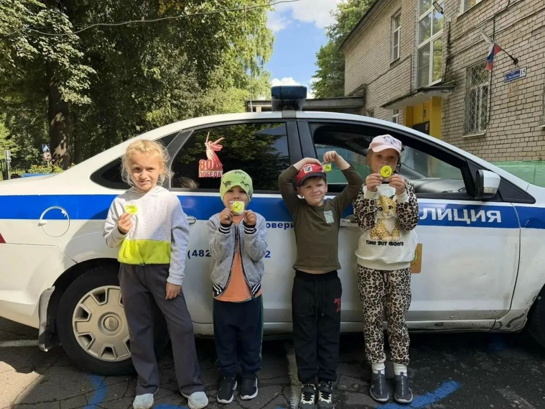 Тверские автоинспекторы провели для ребят из детского сада № 107 акцию «Мой безопасный маршрут» Тверские автоинспекторы провели для ребят из детского сада № 107 акцию «Мой безопасный маршрут»