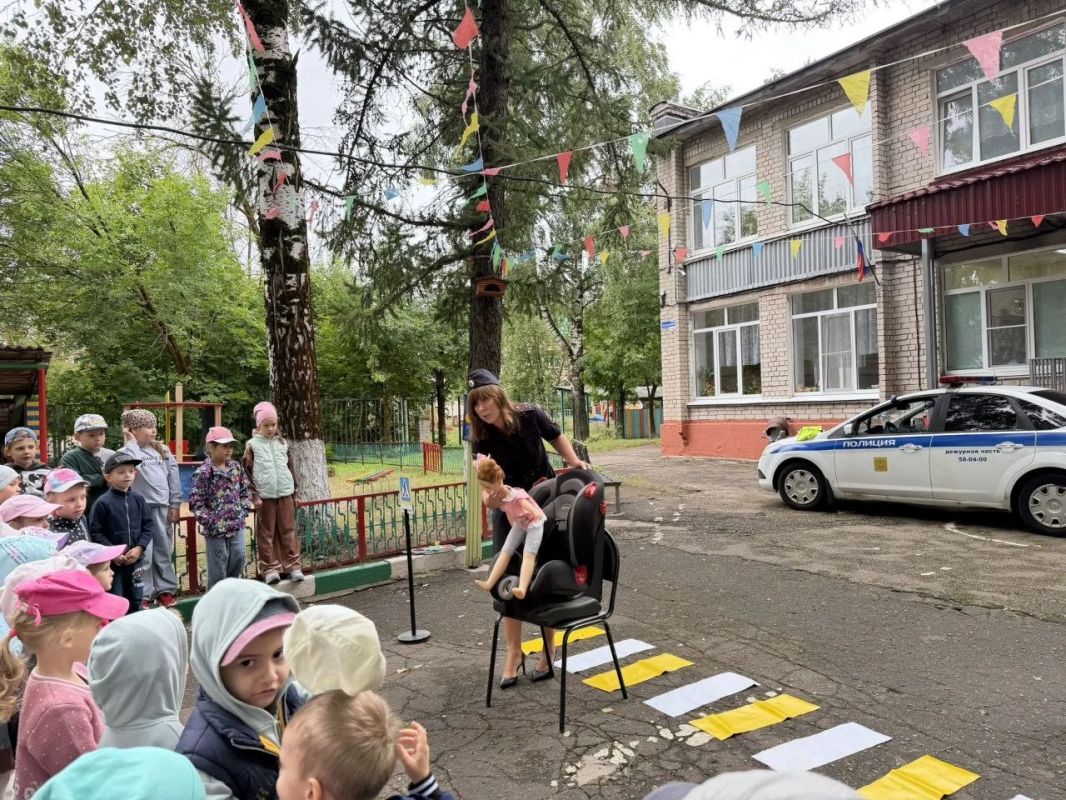В Твери инспекторы Госавтоинспекции провели практические мероприятия «Познаем мир вместе с ПДД» для дошколят В Твери инспекторы Госавтоинспекции провели практические мероприятия «Познаем мир вместе с ПДД» для дошколят