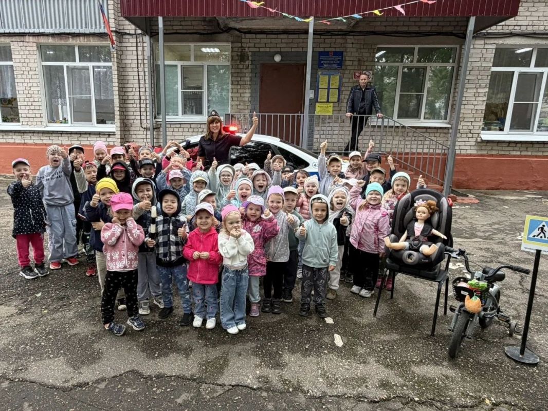 В Твери инспекторы Госавтоинспекции провели практические мероприятия «Познаем мир вместе с ПДД» для дошколят В Твери инспекторы Госавтоинспекции провели практические мероприятия «Познаем мир вместе с ПДД» для дошколят