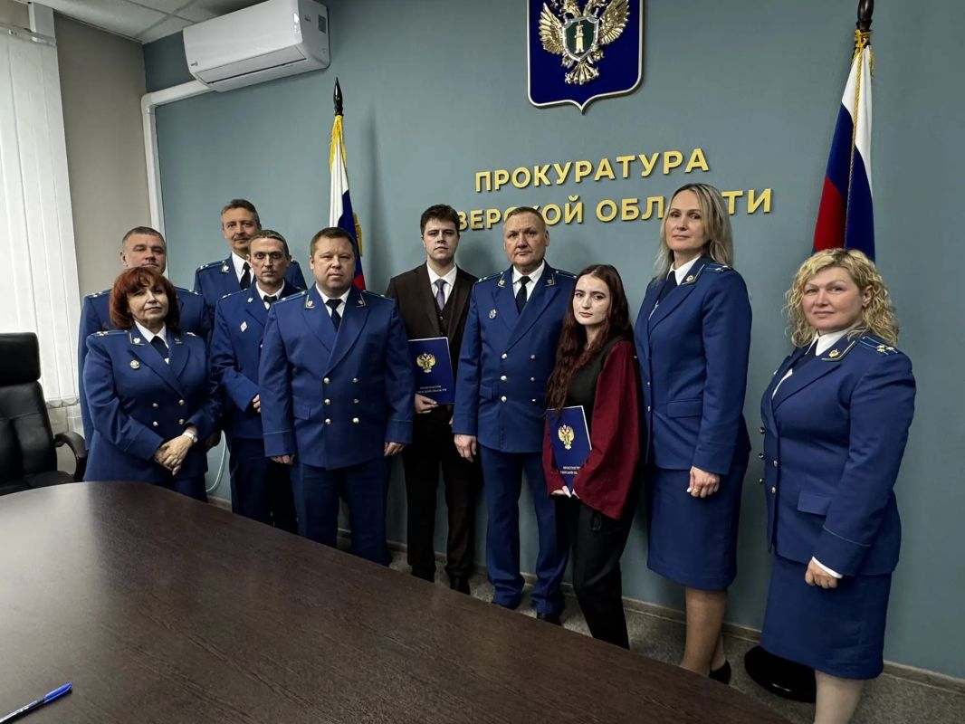 Сегодня, 20.08.2026, в прокуратуре Тверской области молодые специалисты в торжественной обстановке приняли Присягу Разумовская Анастасия и Рысев Артем окончили школу с медалями. Анастасия с отличием завершила обучение в... Сегодня, 20.08.2026, в прокуратуре Тверской области молодые специалисты в торжественной обстановке приняли Присягу Разумовская Анастасия и Рысев Артем окончили школу с медалями. Анастасия с отличием завершила обучение в...