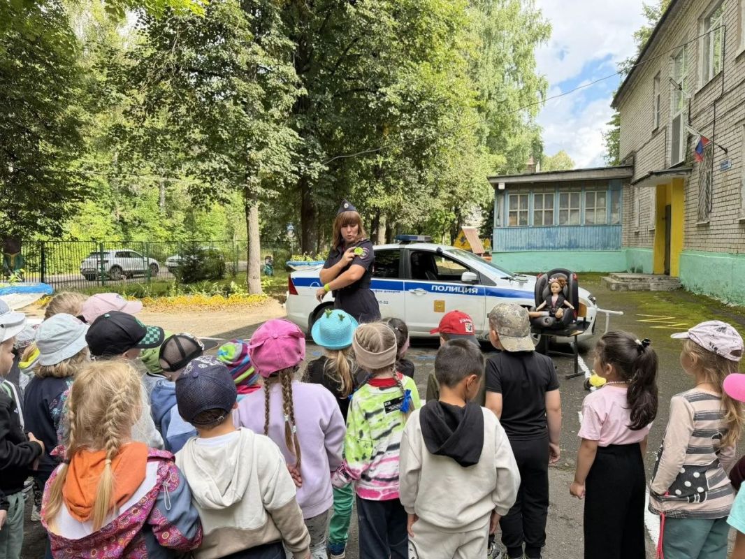 В Твери инспекторы Госавтоинспекции провели практические мероприятия «Познаем мир вместе с ПДД» для дошколят В Твери инспекторы Госавтоинспекции провели практические мероприятия «Познаем мир вместе с ПДД» для дошколят