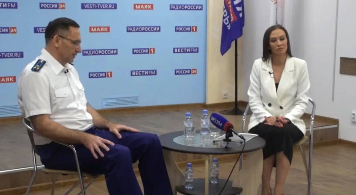Прямой эфир: Прокурор Тверской области Денис Назаренко садится за один стол со старшеклассниками из центра образования имени Атрощанка