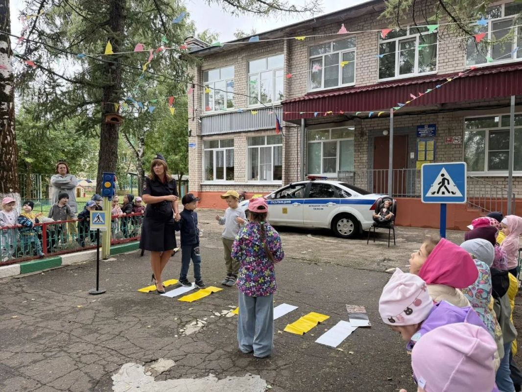 В Твери инспекторы Госавтоинспекции провели практические мероприятия «Познаем мир вместе с ПДД» для дошколят В Твери инспекторы Госавтоинспекции провели практические мероприятия «Познаем мир вместе с ПДД» для дошколят