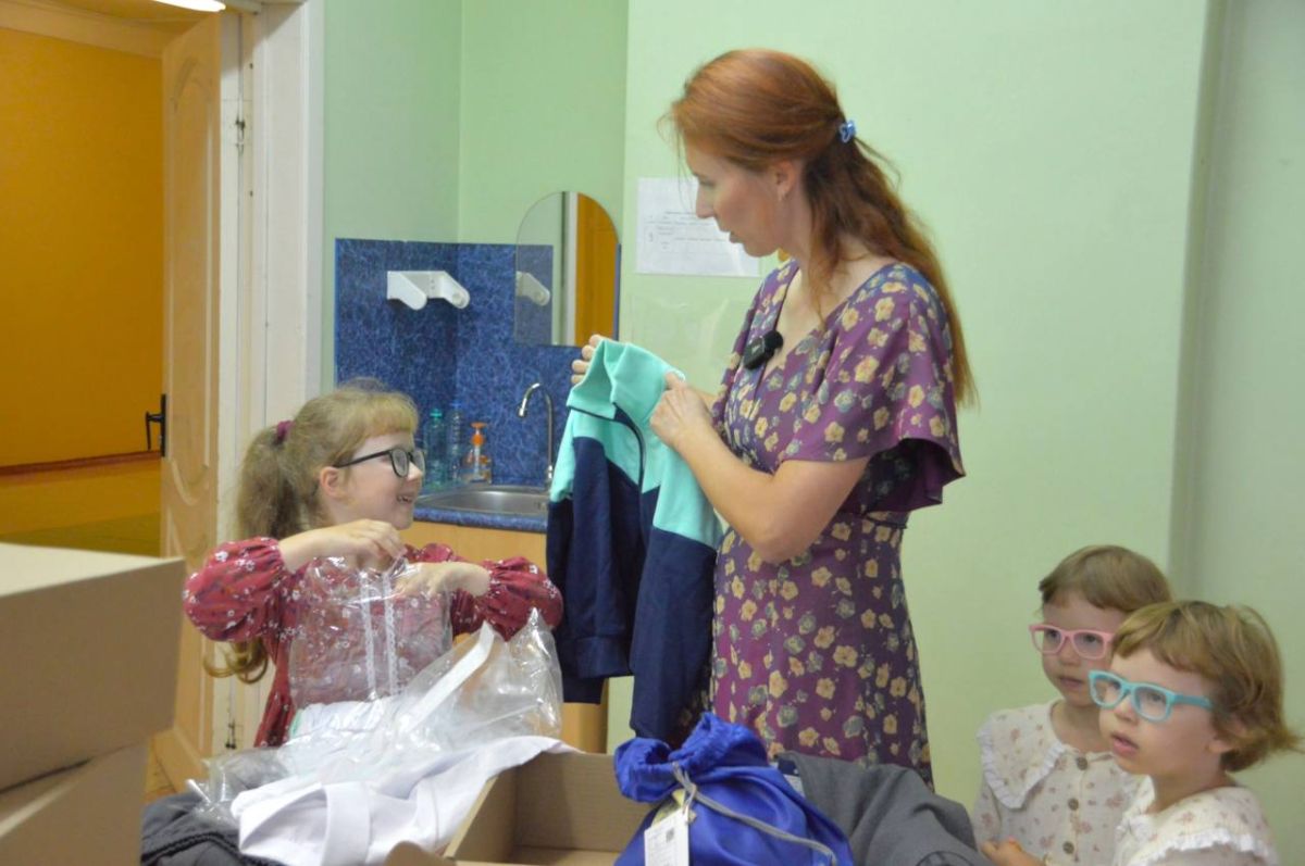 В тверских школах продолжается выдача школьной формы учащимся из многодетных, а также опекунских и приемных семей, в которых воспитываются трое и более детей в возрасте до 18 лет В тверских школах продолжается выдача школьной формы учащимся из многодетных, а также опекунских и приемных семей, в которых воспитываются трое и более детей в возрасте до 18 лет