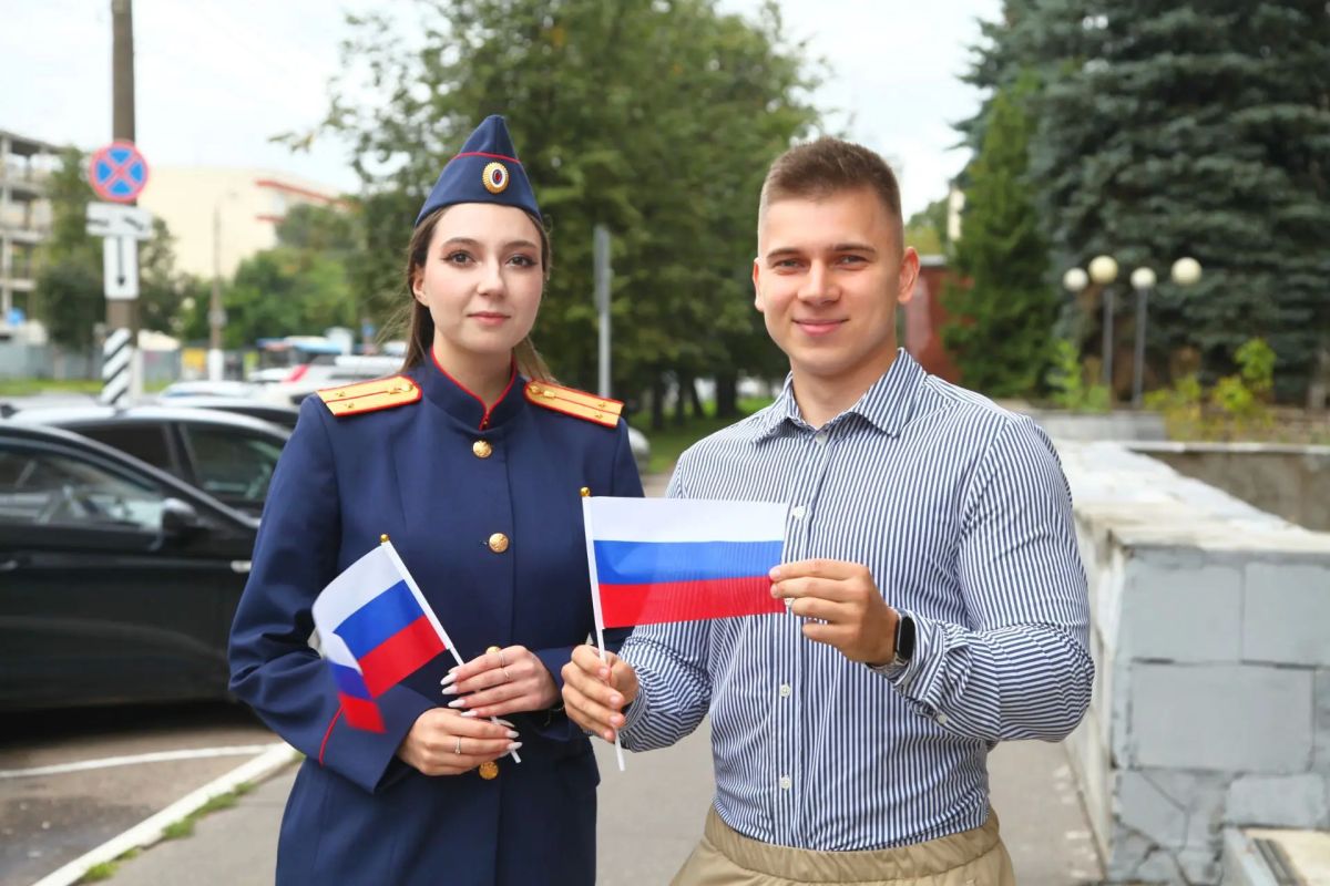 В честь Дня Государственного флага Российской Федерации сотрудники следственного управления по Тверской области провели патриотическую акцию В честь Дня Государственного флага Российской Федерации сотрудники следственного управления по Тверской области провели патриотическую акцию