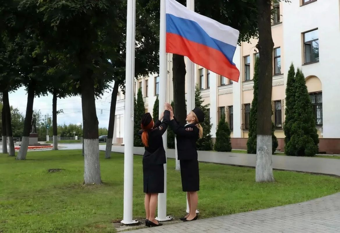 Полицейские Верхневолжья приняли участие в торжественном поднятии Государственного флага Российской Федерации Полицейские Верхневолжья приняли участие в торжественном поднятии Государственного флага Российской Федерации