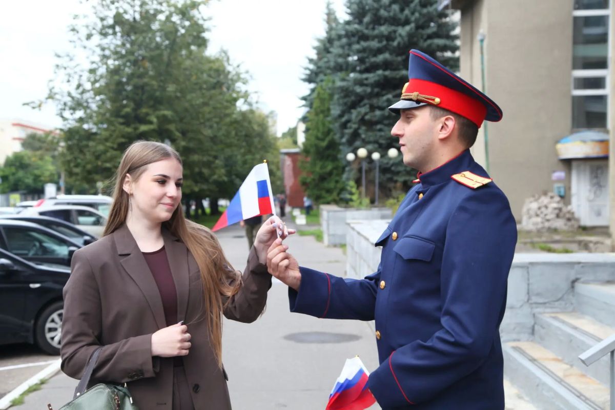 В честь Дня Государственного флага Российской Федерации сотрудники следственного управления по Тверской области провели патриотическую акцию В честь Дня Государственного флага Российской Федерации сотрудники следственного управления по Тверской области провели патриотическую акцию