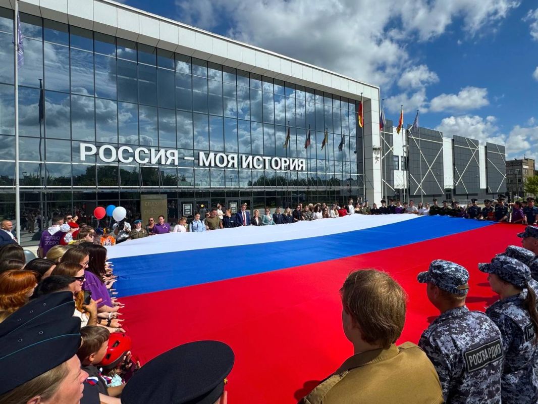 Тверь празднует День флага России Тверь празднует День флага России