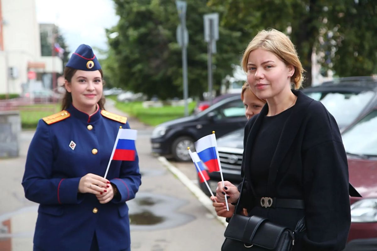 В честь Дня Государственного флага Российской Федерации сотрудники следственного управления по Тверской области провели патриотическую акцию В честь Дня Государственного флага Российской Федерации сотрудники следственного управления по Тверской области провели патриотическую акцию