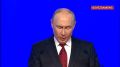 С нашим флагом бойцы идут в наступление, поднимают его над освобожденными городами и поселками, отметил Путин
