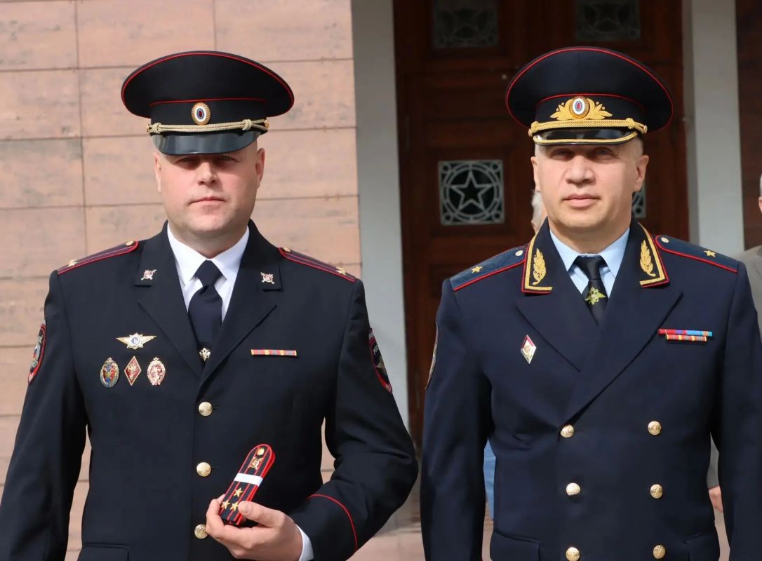 Полицейские Верхневолжья приняли участие в торжественном поднятии Государственного флага Российской Федерации Полицейские Верхневолжья приняли участие в торжественном поднятии Государственного флага Российской Федерации