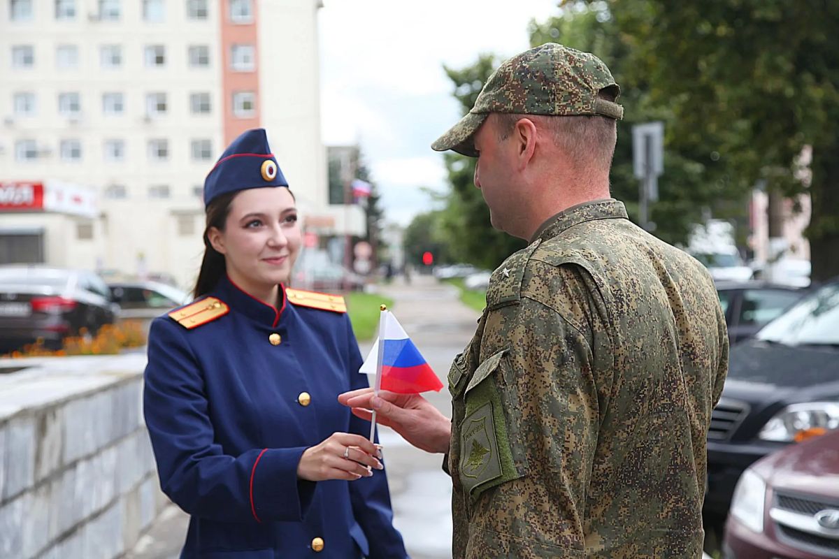 В честь Дня Государственного флага Российской Федерации сотрудники следственного управления по Тверской области провели патриотическую акцию В честь Дня Государственного флага Российской Федерации сотрудники следственного управления по Тверской области провели патриотическую акцию