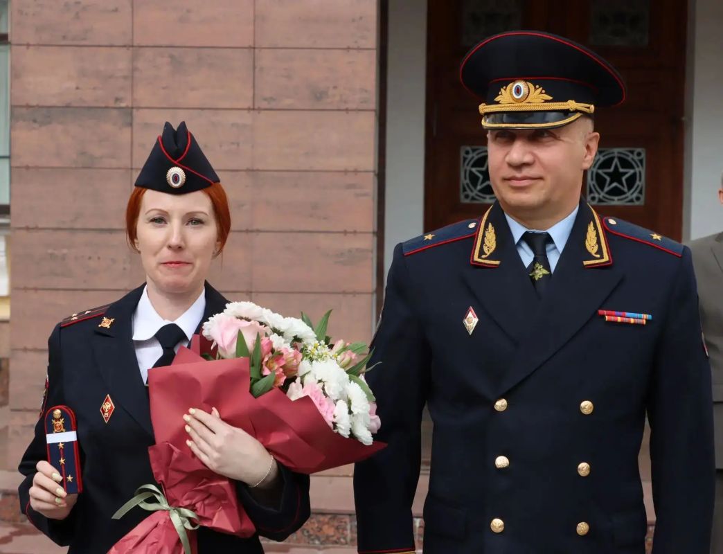 Полицейские Верхневолжья приняли участие в торжественном поднятии Государственного флага Российской Федерации Полицейские Верхневолжья приняли участие в торжественном поднятии Государственного флага Российской Федерации