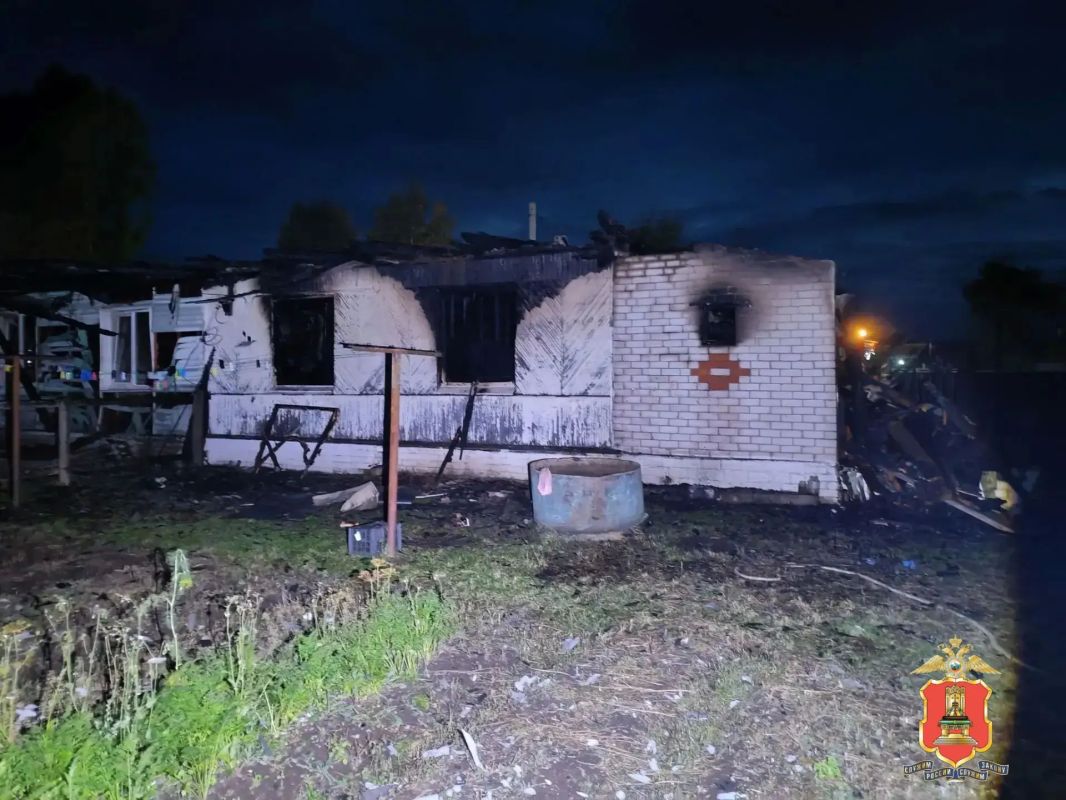 Ревнивец из Рамешек поджёг двухквартирный жилой дом и оставил свою семью без жилья Ревнивец из Рамешек поджёг двухквартирный жилой дом и оставил свою семью без жилья