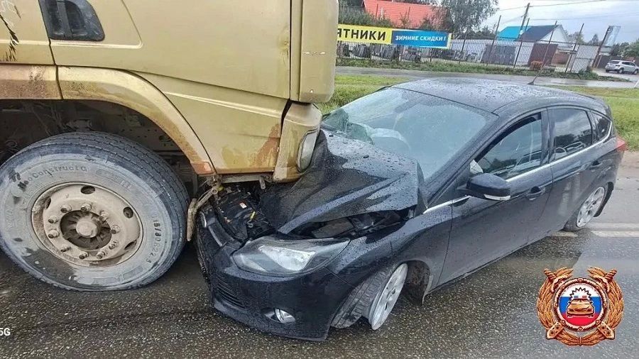 В Тверской области пострадала пассажирка легковушки, зажатой грузовиком