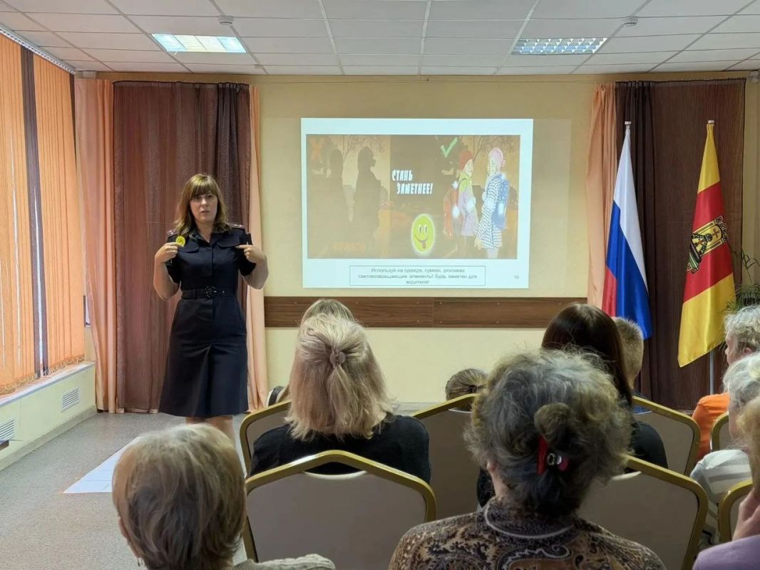 В Твери автоинспекторы провели урок дорожной безопасности в Комплексном центре социального обслуживания В Твери автоинспекторы провели урок дорожной безопасности в Комплексном центре социального обслуживания