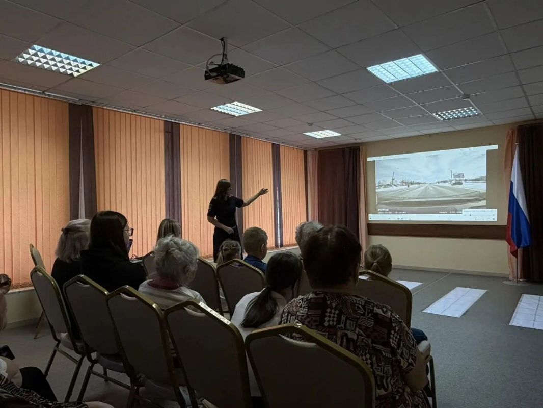 В Твери автоинспекторы провели урок дорожной безопасности в Комплексном центре социального обслуживания В Твери автоинспекторы провели урок дорожной безопасности в Комплексном центре социального обслуживания