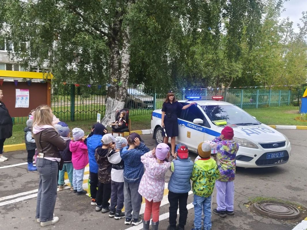 26 августа учебный тренинг по Правилам дорожного движения прошел в детском саду N144 города Твери 26 августа учебный тренинг по Правилам дорожного движения прошел в детском саду N144 города Твери