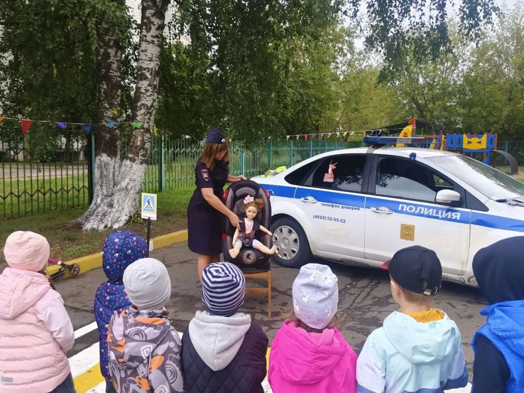 26 августа учебный тренинг по Правилам дорожного движения прошел в детском саду N144 города Твери 26 августа учебный тренинг по Правилам дорожного движения прошел в детском саду N144 города Твери